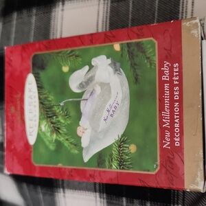 Vintage Hallmark New Millenium Baby 2000 Swan W/ Baby On Top Ornament NWT ❤️🎄